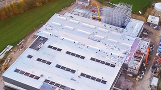 In der Nähe des Unternehmensstandortes der Otto Fuchs Gruppe im Gewerbepark Grünewald soll Unitechnik die Intralogistik eines neuen Hochregallagers errichten.  (Unitechnik)