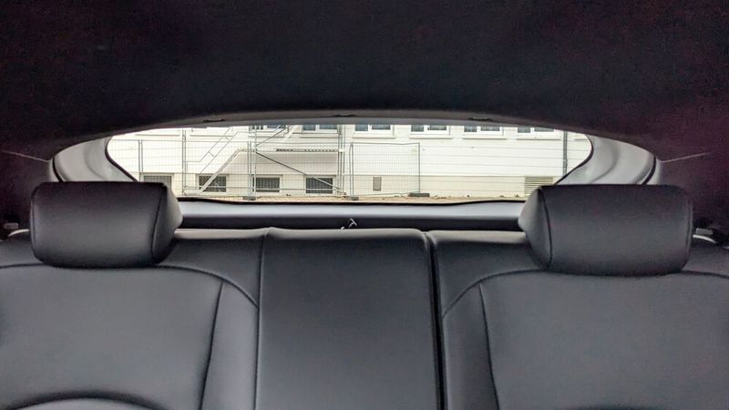 Am besten schaut man gar nicht nach hinten, denn das Fenster ist klein und öffnet kaum Sicht nach hinten. (Bild: Rosenow – VCG)