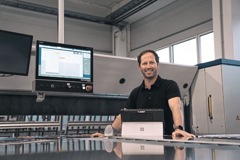 Als Digitalisierungsverantwortlicher bei Schlotterer hat Markus Hagenhofer einen durchgängigen digitalen Prozess zur Erzeugung der Daten für Zuschnitt und Kantung der Bleche aus den Auftragsdaten geschaffen. (Bild: Schlotterer)