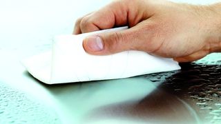 Bild 1: Papierwischtücher stellen in vielen Fällen eine wirtschaftliche Möglichkeit für die industrielle Reinigung dar. Wischtücher aus TAD können mehr als das Zehnfache ihres Eigengewichts aufnehmen. (Archiv: Vogel Business Media)