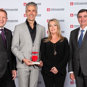 Kategorie über 400 Neuzulassungen: Gerd und Verena Heisel Szabo (Mitte) vom Autohaus Heisel mit Deutschland-Chef Alain Uyttenhoven und Europa-CEO Johan van Zyl.(Bild:  Toyota)