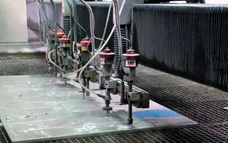 Mit der Wasserstrahl-Schneidtechnik Produktionsabläufe automatisieren. (KMT)