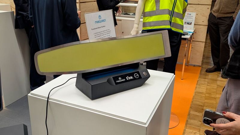 Die funktionale Dekor-Oberfläche, die Marquardt und E Ink zusammen erarbeitet haben, kombiniert ein Nutzer-zentriertes Design mit neuen Materialien.  (Bild: Stefanie Eckardt)