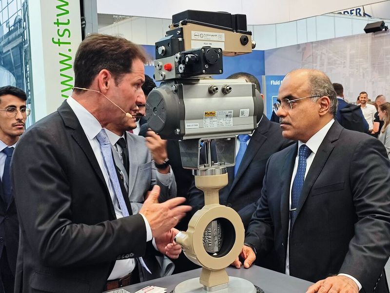 Sorgt weltweit für Interesse: Auch der sadische Industrieminister (rechts)  informiert sich über Ventile aus Frankfurt. (Bild: PROCESS)