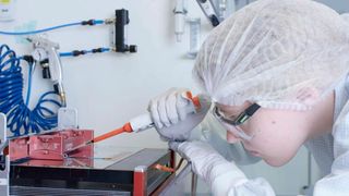 Bei dem neu entwickelten Beschichtungsprozess mit Dimethylsulfoxid als Lösungsmittel wurde ein Netzmittel aus Siliziumoxid-Nanopartikeln genutzt und der Trocknungsprozess angepasst. (Bild: ZSW)