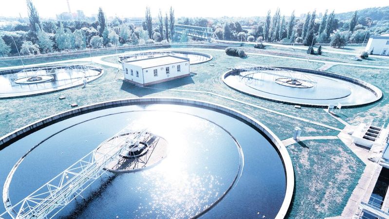 Multi-Level-Frequenzumrichter unterstützen Applikationen, die hohe Drehfeldfrequenzen erfordern. Unter anderem ermöglichen sie eine deutliche Effizienzsteigerung von Turboverdichtern und -kompressoren, die beispielsweise in der Abwasseraufbereitung zum Einsatz kommen.(Bild: ©  Adobe Stock/Kletr)