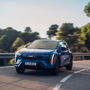 Der Cadillac Optiq bietet viel Komfort und Ruhe. Kritikpunkt ist allerdings das hölzerne Federungsverhalten auf schlechten Straßen.(Bild:  Cadillac)