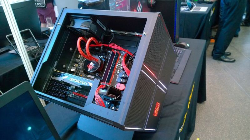 Das würfelförmige Gehäuse nimmt Komponenten mit Standardformaten auf, die ohne zusätzliches Werkzeug montiert werden können. Beim Mainboard finden nur Micro-ATX-Modelle Platz. (Vogel IT-Medien)