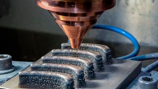 Mittels Laser-Pulver-Auftragschweißen lassen sich Bauteile aus verschiedenen Materialien integral fertigen. So können spezifische Materialien an genau den Orten platziert werden, an denen deren Eigenschaften benötigt werden. Dies stellt beispielweise leichtere, bessere und kostenreduzierte Schaufeln für Gasturbinen in Aussicht. (Bild: Fraunhofer IWS Dresden)