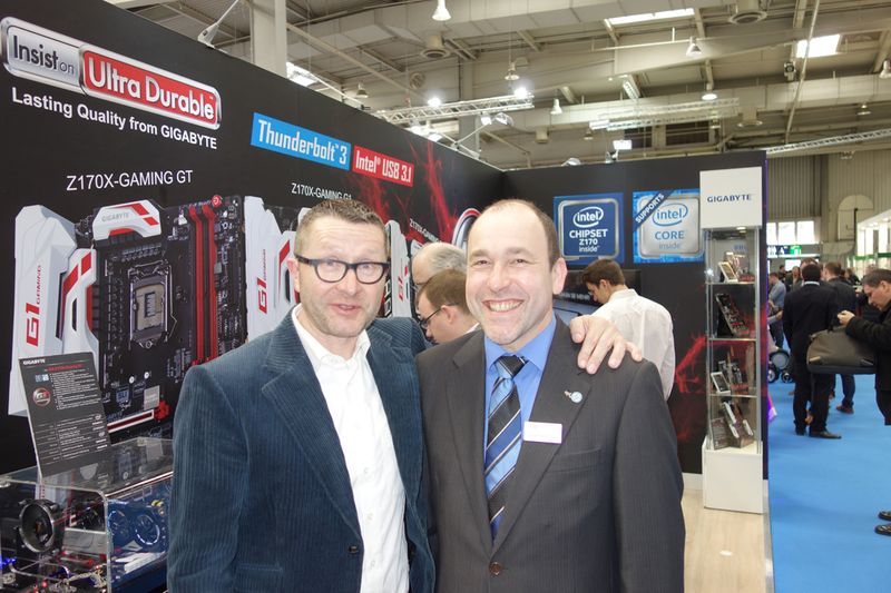 Hör mal...Frank Bösser, Gigabyte erzählt dem Josef Hillebrand, api, wie das Leben so läuft. (Bild: IT-BUSINESS)