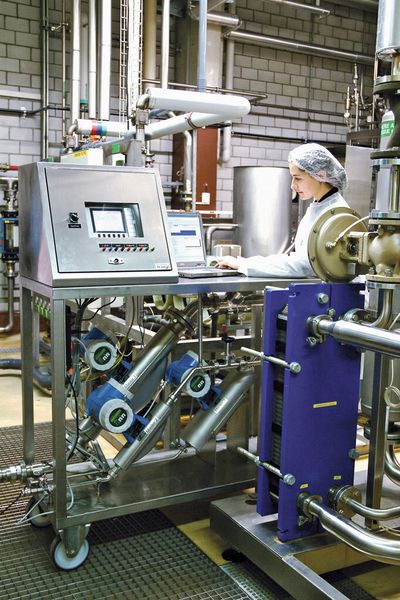 Bild 1: Akkreditierte Kalibrierung gemäß ISO/IEC 17025 auch vor Ort. (Bild: Endress+Hauser)