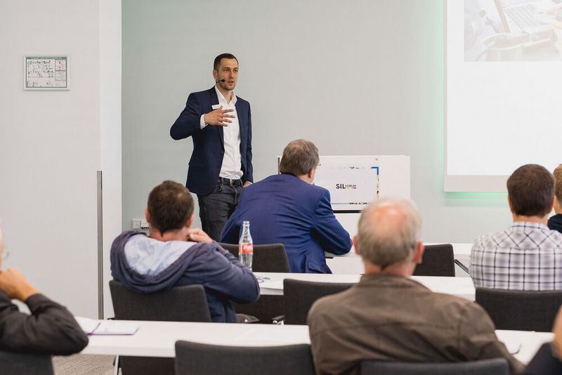 Er stellt  neue universelle Radarsensoren vor, die Anlagen langfristig  sicher machen.  (Bild: Stefan Bausewein)