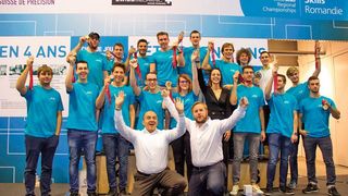 Tous les lauréats de cette première édition des Industry Skills Romandie avec en premier plan sur la gauche : Antonio Rubino, Secrétaire général au GIM-CH et à droite Samuel Vuadens, Président du GIM-CH.  (GIM-CH)