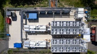 Dieses Prototyp eines  Protonenaustauschmembran-Brennstoffzellensystems kann lokal emissionsfreie Notstromversorgung für rund 10.000 Rechenzentrumsserver bereitstellen. (Bild: John Brecher/Microsoft)