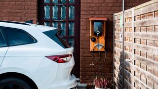 Bei der Planung von Ladeplätzen sollte auf ausreichende Abstände zwischen den Ladestationen und den Fahrzeugen geachtet werden. So breiten sich Brände weniger schnell aus.  (Bild: Robert Poorten - stock.adobe.com)