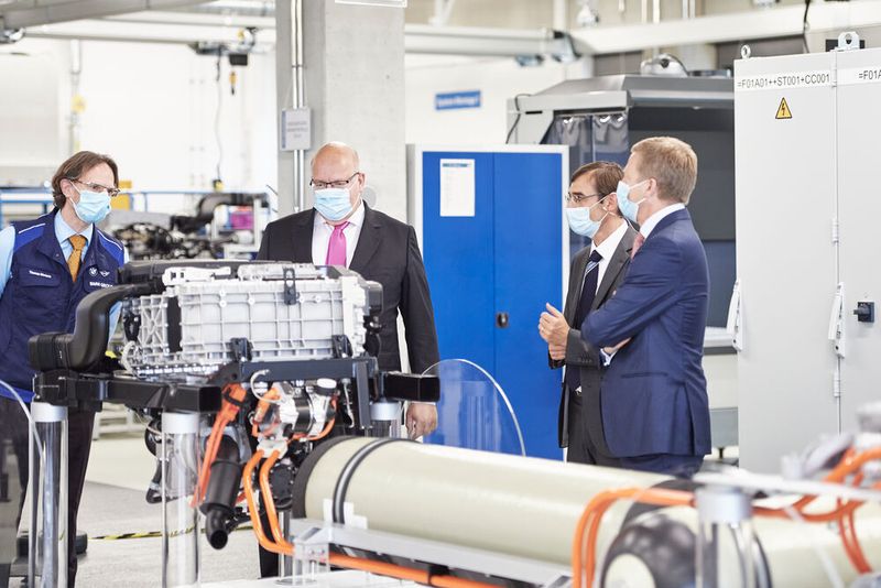 Bundeswirtschaftsminister Peter Altmaier im Wasserstoff-Kompetenzzentrum der BMW Group am BMW i Hydrogen NEXT. (BMW)