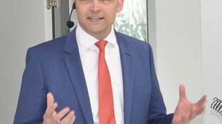 Roger Seidel, Geschäftsführer des Landesverbands des hessischen Kfz-Gewerbes, verteidigt den Dieselantrieb gegen Stimmen, die ihn als alleinigen Sünder der Abgasemissionen abstempeln wollen. (Grimm / »kfz-betrieb«)