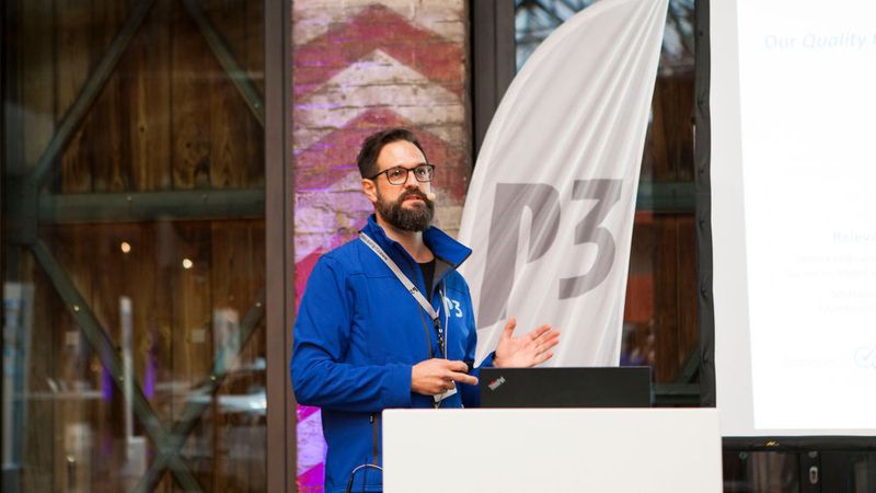 Was kam dabei heraus? „Unsere Tests haben gezeigt, dass die Hersteller zwar auf einem guten Weg sind, jedoch immer noch zu sehr Technik- und Feature-getrieben denken. Ein durchgängiges Gesamterlebnis der Services über alle Touchpoints hinweg bietet noch keines der Fahrzeuge“, erklärte Tino Müller, Leiter des P3 Kompetenzcenters Connected Mobility. (P3)