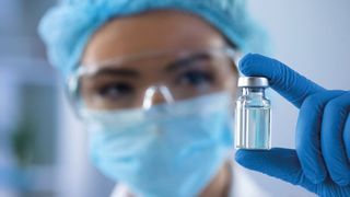 1. El agua purificada es una de las sustancias más importantes de la industria farmacéutica. (Imagen: ©motortion - stock.adobe.com)
