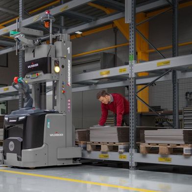 Fahrerloses Transportfahrzeug im Einsatz. (Bild: Jungheinrich)