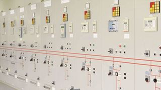 Durchführungsklemmen für Netzschutz-Relais in Push-in-Anschlusstechnik sorgen für eine effiziente Verdrahtung und einen schnellen Aufbau. (Phoenix Contact)