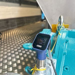 The rotatable display of the pressure transmitter Jumo Delos S02 allows for flexible alignment – ideal in confined spaces or varying installation positions. In addition, direct connection to cloud systems is possible, supporting easy integration into modern Industry 4.0 environments.(Image: Jumo)