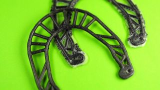 Die gestickte und mit Harz ausgehärtete Faserstruktur (Brake-Booster) wurde im Remote-Laserschneidverfahren vom Trägermaterial und den Harzrückständen getrennt. (Bild: IPF Dresden)