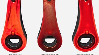 Mit Protecs „Somos Perfoamer“ und einer Engel-e-victory-310/80-Spritzgießmaschine schäumt Protec auf der Fakuma diese Flaschenöffner. Von links nach rechts vergleicht das Bild verschieden Herstellungsmethoden. Ganz rechts das Ergebnis mit dem Perfoamer-System. Stand 3119 in Halle B3  (Kunststoff-Institut Lüdenscheid)