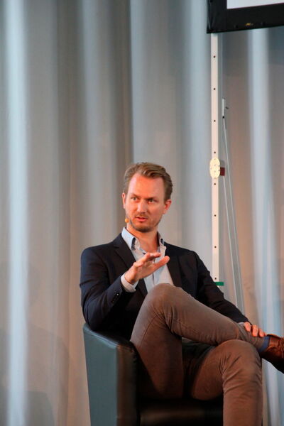 Alexander Schwarz, General Manager Deutschland bei Airbnb erklärte in der Podiumsdiskussion, dass man in den USA die Mitarbeiter für Inovationen gewinnt, indem man ihnen große Visionen präsentiert. (Käfer)