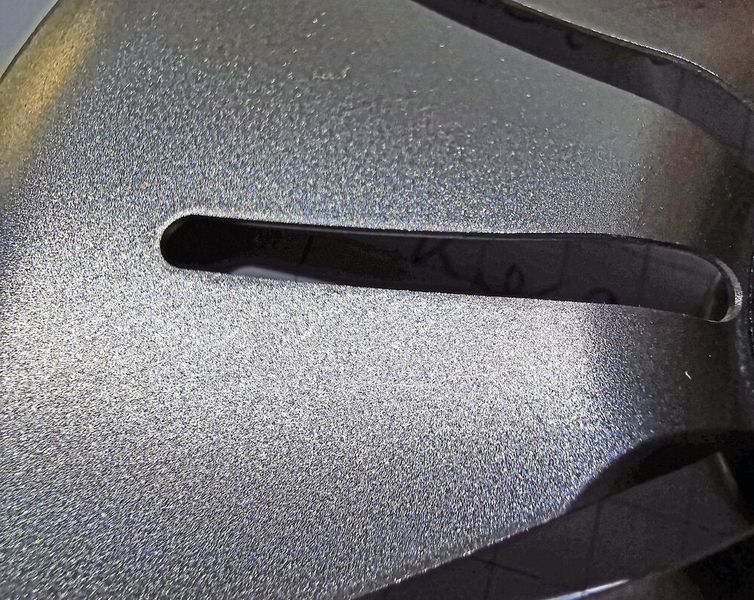 Gratfrei, fleckenfrei und seidenmatt gestrahlt: typische Anforderungen an metallische Komponenten für die industrielle Fertigung. (Bild: Vollrath)