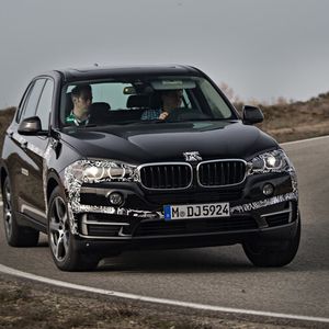 Der BMW X5 Plug-in-Hybrid stand auf der Teststrecke Miramas zu einer ersten Ausfahrt bereit.