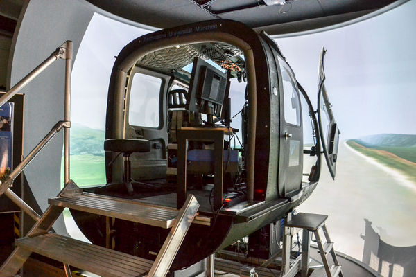 Im Forschungs-Simulator am Lehrstuhl für Hubschraubertechnologie der TUM untersuchen die Wissenschaftler, wie Augmented Reality die Leistung von Piloten steigert. (TUM, Weiner)