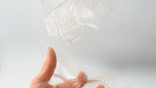 Auf einer nur 0,1 Millimeter dünnen TPU-Folie per WEAM applizierte Kupferleitungen, die auch gut umgeformt werden können, ohne dass die Leiterbahnen Schaden nehmen. (Bild: Fraunhofer IWU)