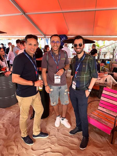 Samir Vermani (l., Pan Dacom) und Mohamed Snoussi (eSell) kennen die IT-BUSINESS und Rachid El Ayoubi (m., PC Caddie) wird ab jetzt ein neuer ITB-Leser. (Bild: Vogel IT-Medien)