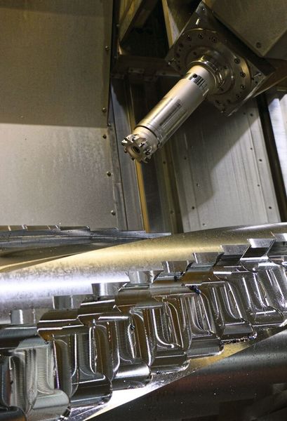 Bedingt durch das Bauteil müssen die Fertiger mit langer Auskragung und schräger Anstellung arbeiten. (Bild: Ingersoll)