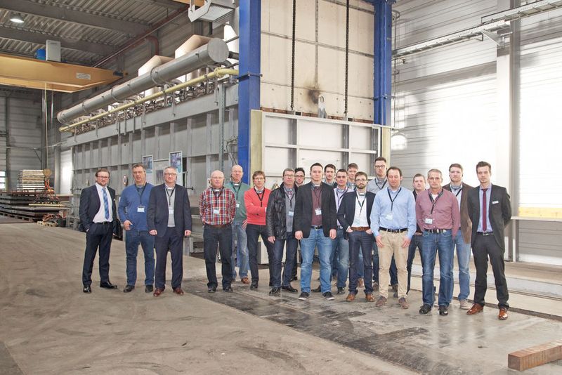 Teilnehmer des Branchentreffs Stanzwerkzeugbau vor einem der drei Glühöfen bei Meusburger. (Bild: Meusburger)