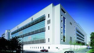 Fast Track beschleunigt den Bau von Pharmaproduktionen. Das Bild zeigt die Außenansicht der als Fast Tack-Projekt abgewickelten Impfstoffproduktion der Sächsischen Serumwerk Dresden, einem Zweig von SmithKline Beecham Pharma.  (Bild: GSK)