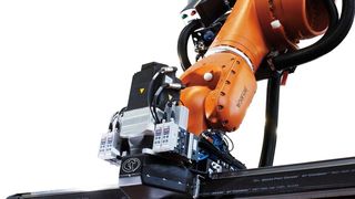 Schnell wie eine Schlange: Die ultraflache Energiekette für ein Pressen-Handlingsystem. (Bild: Kuka Systems)
