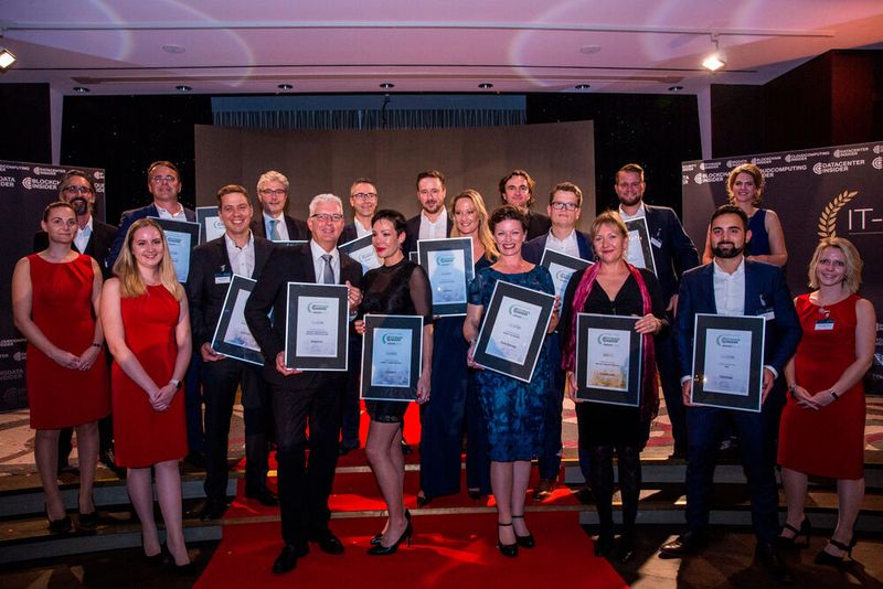 Lauter Gewinner: die Award-Träger der Storage-Insider Awards 2019 mit Chefredakteur Dr. Jürgen Ehneß (hintere Reihe l.), Moderatorin Margit Lieverz (hintere Reihe r.) und den rot gekleideten Award-Feen. (Bild: artful rooms / VIT)