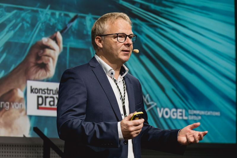 Auch im zweiten Vortrag des Konstruktionsleiter-Forums stand der digitale Zwilling im Mittelpunkt. Dr. Marcus Krastel, :em engineering methods AG, stellte mit weiteren Referenten zusammen eine Nutzenanalyse für den digitalen Zwilling vor.  (Bild: Stefan Bausewein - VCG)