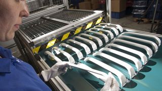 Die Zykluszeit bei der Herstellung eines Kühlschrankgriffs konnte bei Engel Formenbau in Sinsheim um 36 % reduziert werden, weil man für das Gasinnendruck-Verfahren (GID) statt Stickstoff nun CO2 nutzt. Die Voraussetzungen wurden von Spezialisten der Linde AG und Maximator geschaffen und konzentrieren sich im sogenannten Plastinum GIM C System. (Bild: Engel)