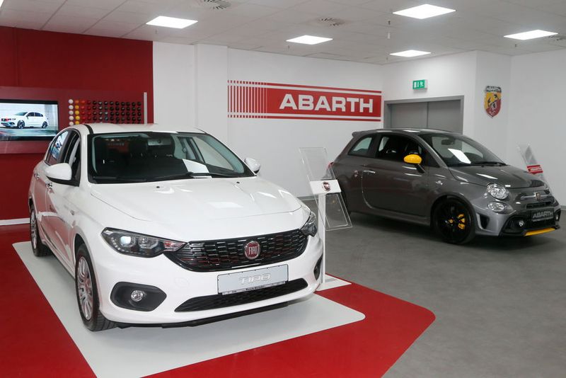 Fiat- und Abarth-Modelle dagegen dürfen von freundlicheren Tönen eingerahmt werden. (FCA)