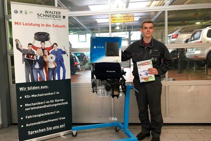 Tim Kämpfer hat sich auf der Automechanika eine Playstation 4 bei einem Gewinnspiel gesichert. (Vogel Business Media)