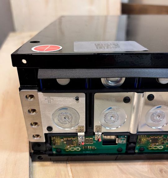 Durch den Einbau eines Dukosi Cell Monitor-Chips in jede Zelle des PowerStack-Batteriesystems erhielt NMP einen besseren Echtzeit-Einblick in deren Verhalten.(Bild:  Dukosi)