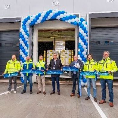 Die Projektbeteiligten stellen sich auf zum Fototermin bei der offiziellen Eröffnung der zentralen Kühllogistikzentrums des Kontraktlogistikers ID Logistics im hessischen Steinau. (Bild: ID Logistics)