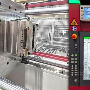 Die neuen Roemheld-Magnetspannsysteme der R-MAG-Reihe arbeiten mit einer integrierten Spannkraftanzeige, bieten ein modernes Touch-Panel und auswechselbare Magnetpole, was die Wartung erleichtert. Auch bei Stromausfall wird alles sicher festgehalten.(Bild:  Roemheld)