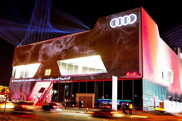 Der exklusive Händler-Schauraum von „Al Nabooda Automobiles“ hat über 8.700 m² Ausstellungsfläche und zeigt bis zu 57 Neuwagen aus dem aktuellen Audi-Modellprogramm. (Foto: Audi)
