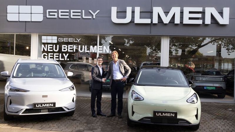 Philipp Hempel, Executive Director von Geely Auto Deutschland (l.), und Dr. Klaus Gutberlet, Geschäftsführender Gesellschafter des Autohauses Ulmen aus Düsseldorf.(Bild:  Autohaus Ulmen)