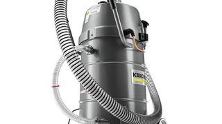 Was den neuen Kärcher-Industriesauger IVR-L 40/20-2 besonders auszeichnet, ist etwa, dass er mit zwei Turbinen auf ein Saugleistung von zwei Kilowatt kommt. Nicht zuletzt arbeitet das Gerät vergleichsweise leise und ist relativ kompakt und sehr robust ausgelegt. (Bild: Kärcher)