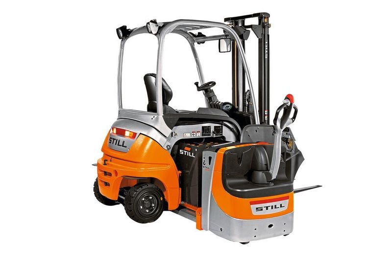 Ein weiterer Meilenstein ist die Einführung des seitlichen Batteriewechsels. Still verbessert damit signifikant die Effizienz der Stapler und setzt ein weiteres Mal Maßstäbe, die heute zum Standard der Branche gehören. (Still)